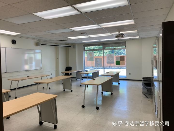 加拿大留学​走进“枫叶世界学校”