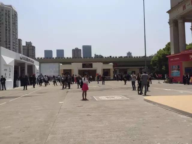 上海楼市“熄火”房展会人气大幅下滑(图2)